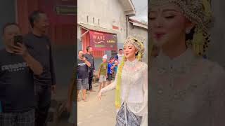 Pengantin Pergi Ke Lomba Agustusan