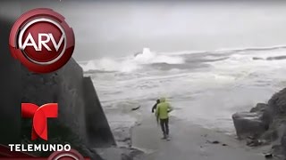 Una pareja de ancianos es arrastrada por el mar | Al Rojo Vivo | Telemundo Noticias