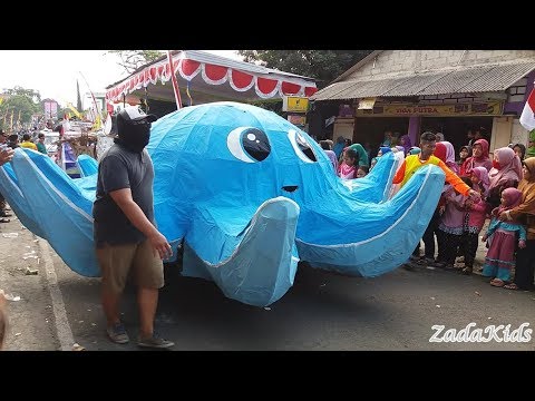 Pawai Badut Kartun Berbagai Macam Hewan Kapal Tank Karnaval 2017
