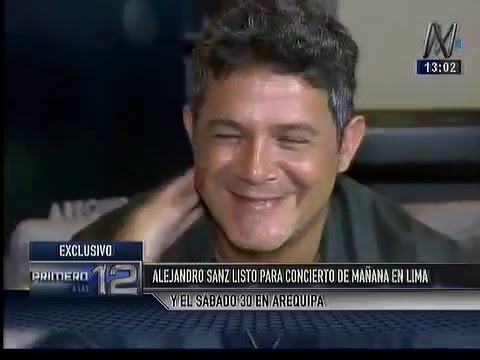 Melissa Peschiera le da beso a Alejandro Sanz en nombre de fans