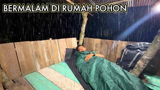 SOLO CAMPING HUJAN DERAS - MENCARI IKAN DI SUNGAI DAN TIDUR DI RUMAH POHON