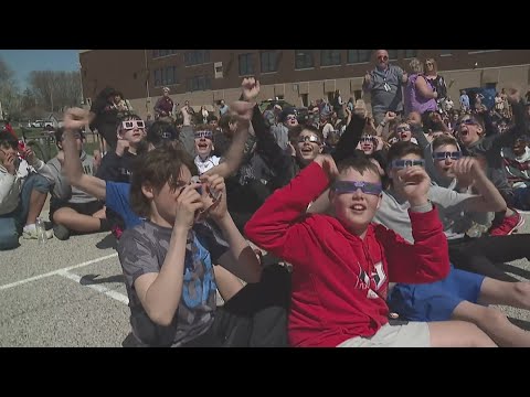 John Deere Middle School students watch the Great American Eclipse