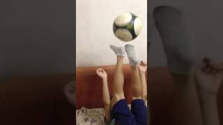 Мальчик жонглирует футбольным мячом..