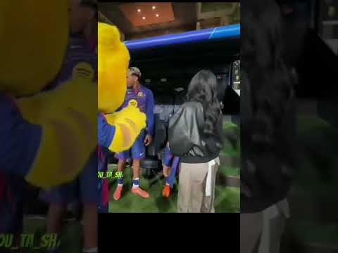 لامين يامال يطلب من مشجعه النزول الى ارضيه الملعب Viralvideo نيمار رونالدو Footballshorts