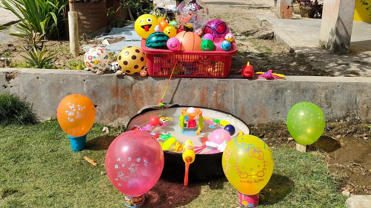 Mencari Bola Basket dan Meletuskan Balon Berhadiah Kejutan di Teras Rumah