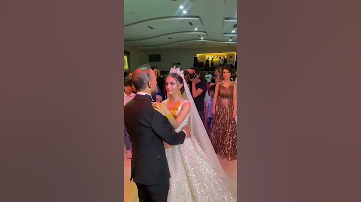 شوف العروس شلون تريد تضرب العريس لان جايبلهة كيلو ذهب برازيلي 😒😂