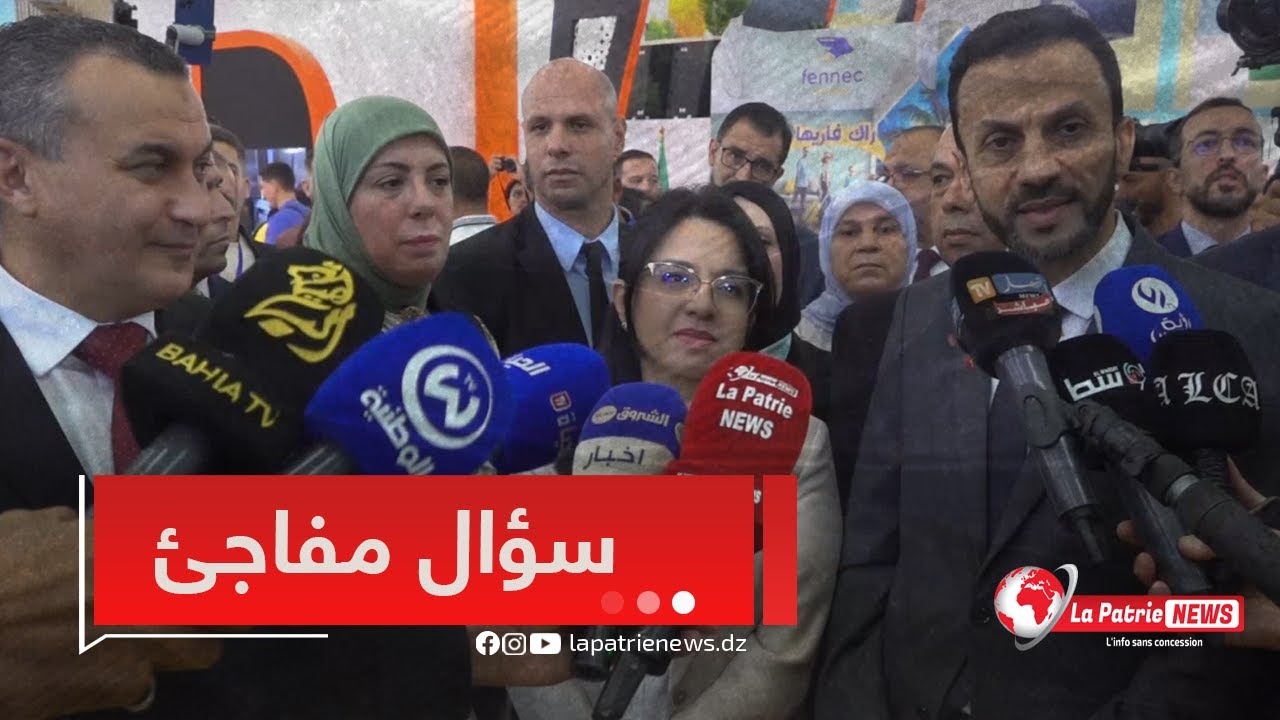 وزير البريد و المواصلات #سيد_علي_زروقي.... يسأل أحد العارضين علي كيفية دفع حجزات الفنادق خارج الوطن🏬