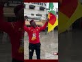 مشجع كاميروني رد ا على جماهير جزائرية يحيا المغرب وعاش الملك محمد السادس 
