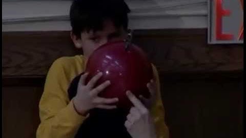 Physics Demonstrations by Sprott, Chapter 1, Motion, Demo 1.10 Bowling Ball Pendulum