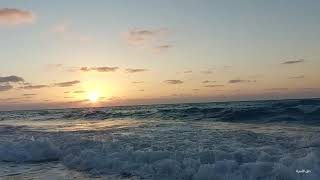منظر غروب الشمس الهادئ مع صوت الأمواج: تجربة مهدئة للأعصاب