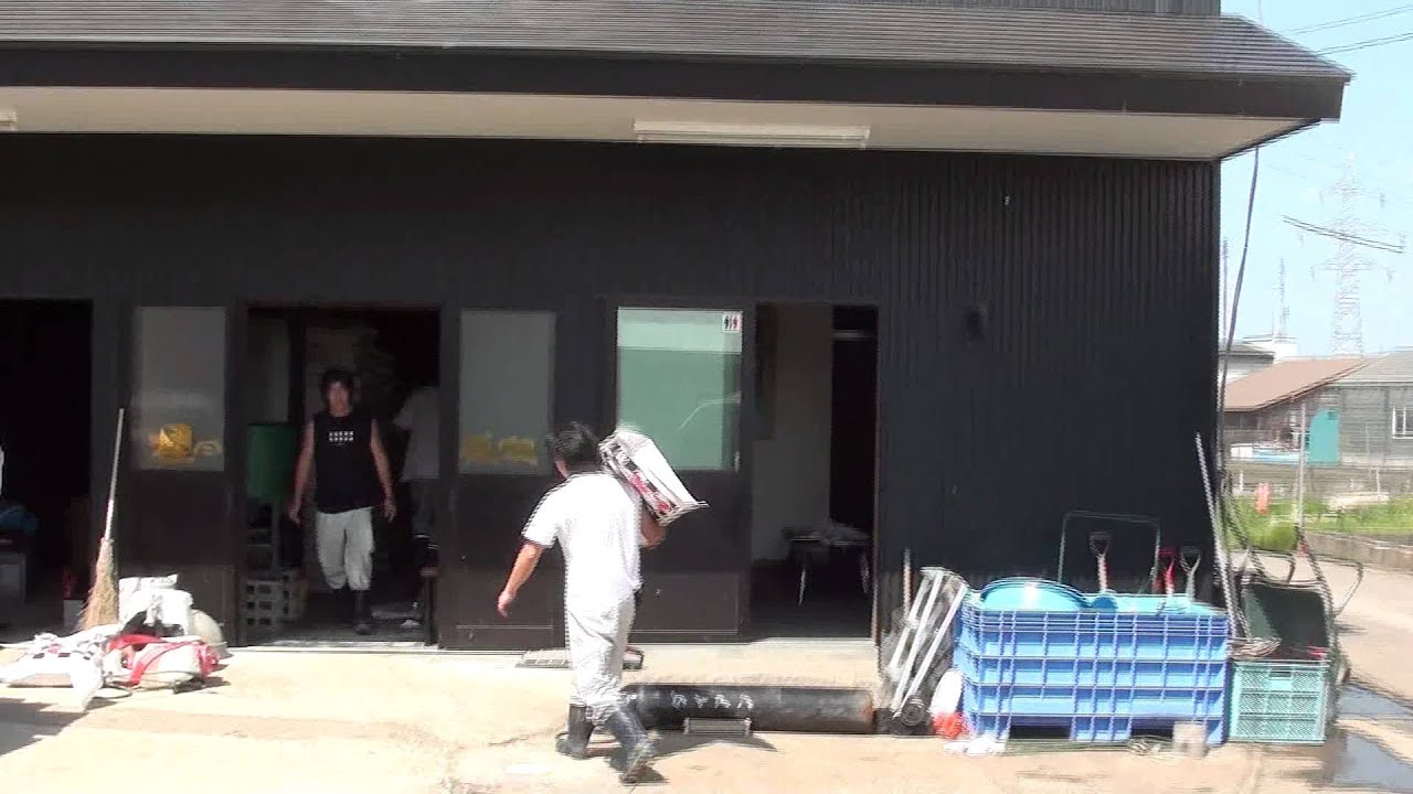 KoiQuestions Bram @ Dainichi   Delivery of Koi food! 25 05 11