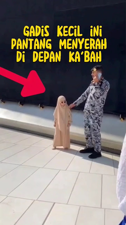 Gadis Kecil ini Pantang Menyerah di depan Ka'bah untuk mencium Hajar Aswad 😲👍