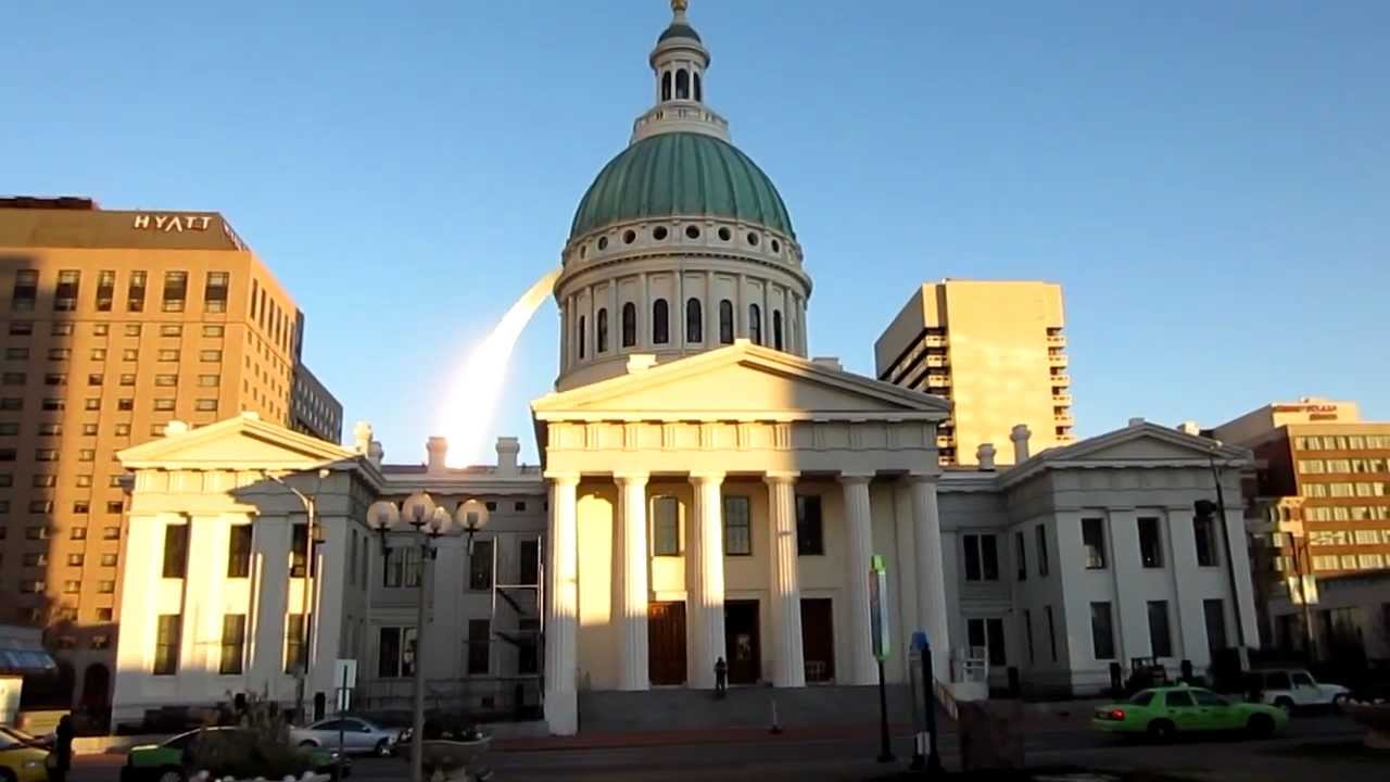 Historical Old Courthouse & Arch behind it, St Louis Missouri - YouTube