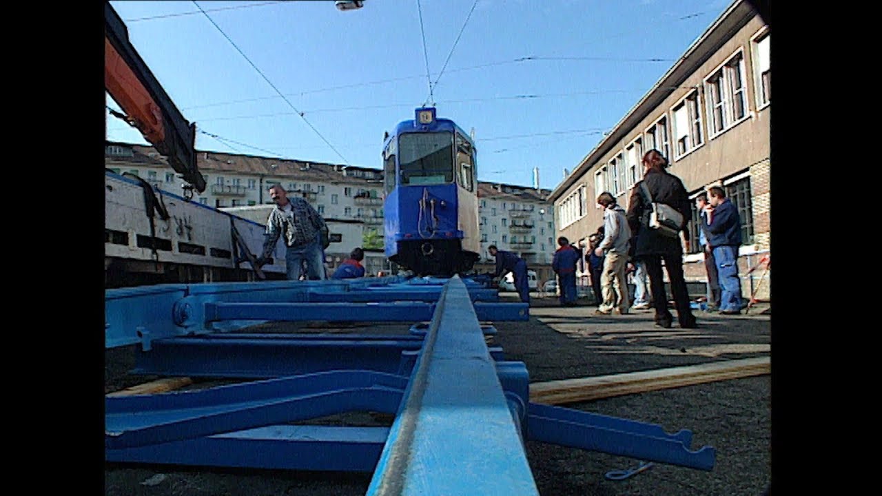 2004: Ankunft des Bernmobil Be 8/8 im Basler Depot Wiesenplatz - Combino-Krise