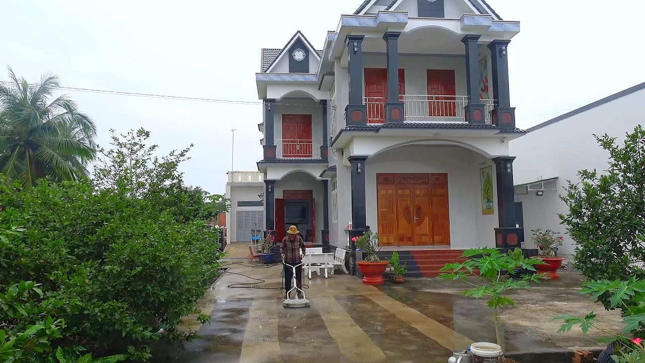 Помогите моей сестре быстро и эффективно преобразить замшелый двор с помощью мойки высокого давления