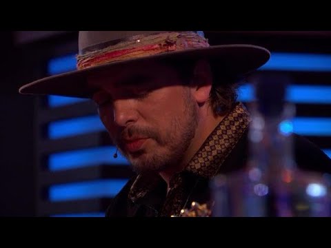 Waylon ontroert met het emotionele nummer 'Paperboy' - RTL LATE NIGHT