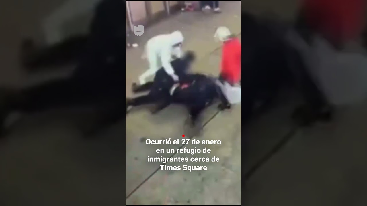 Atacan a golpes a dos policías de Nueva York afuera de refugio de inmigrantes en Times Square