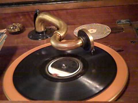 Gene Rodemich - She Wouldn't Do What I Asked Her To - Roaring 20's.MP4 auf YouTube ansehen
