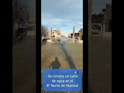 Se rompió un caño de agua en barrio Norte de Plaza Huincul