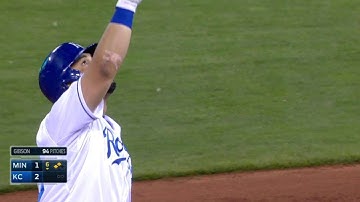MIN@KC: Morales rips a go-ahead double down the line