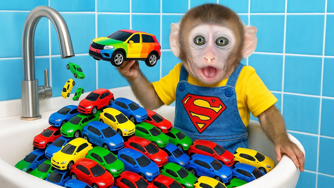 Обезьянка Фуфу моет радужные машинки в ванной! | Обезьянка Фуфу