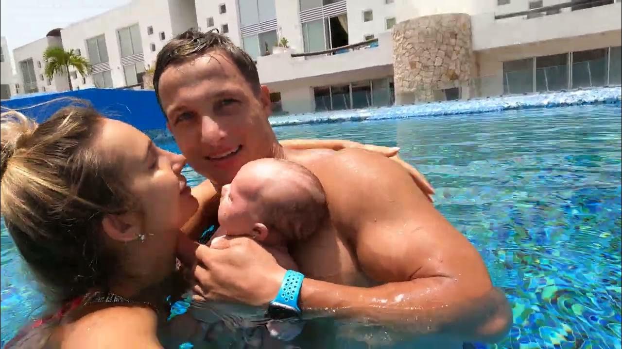 Семья вместе купается в бассейне - YouTube