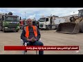 المصاب أبو الكاس يعود لعمله في بلدية غزة بساق واحدة