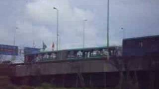 Onibus descendo a ponte de ré em Floripa