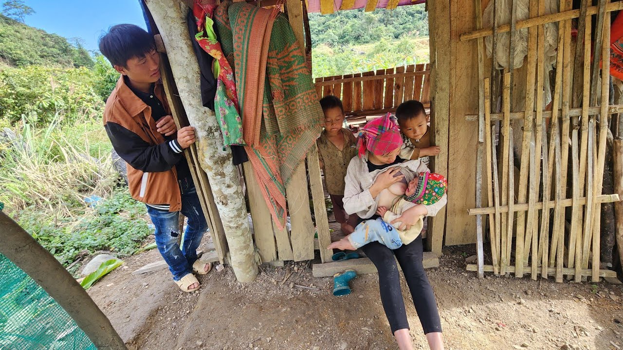 4 mother and children harvest bananas to sell. Dad comes to visit.