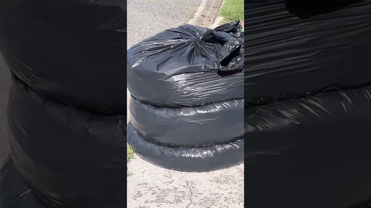 A lil clean up without the Power Rake. Remove debris let the soil breathe. 🖖🏾🌴