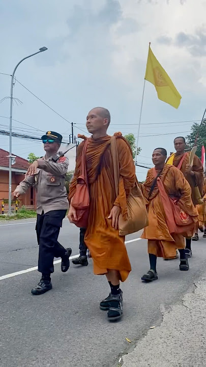 Pengawalan rute rombongan biksu international thudong jalan kaki Thailand keBorobudur Indonesia 2025