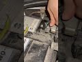 ⚠️ A loose battery connector can prevent the car from starting. ⚠️ Un conector flojo en la batería