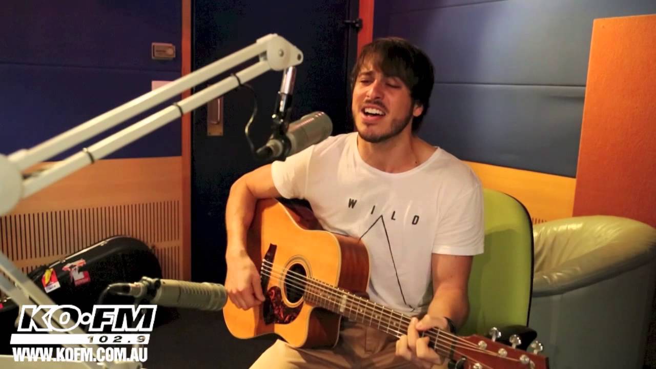 Morgan Evans performs the Newcastle Knights song on Free Gig Friday