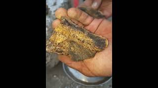 استخراج تبر الذهب البني من خاماته الصخريه