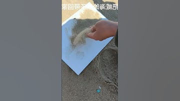 Cả 2 cùng ấn bàn tay để làm bức tranh bằng cát