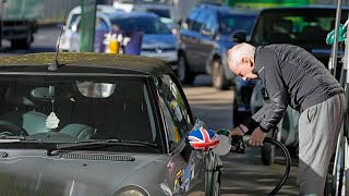 شاهد: الجنود يتكلفون بمهمة إيصال الوقود إلى محطات التوزيع في بريطانيا