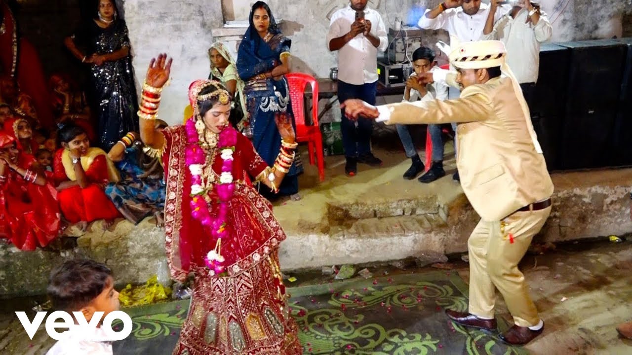 Pankaj Parangat - Viral Dulha Dylhan Ka Dance Video Bangale Se Barua Aayo Ri