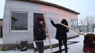 Привезли новое большое окно в гостиную. Я от них отказалась