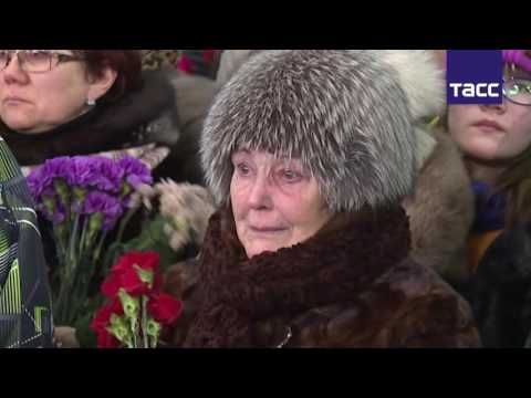 Около 50 тыс. человек простились в Нефтеюганске с погибшими в ДТП в Югре Около 50 тыс. человек простились в Нефтеюганске с погибшими в ДТП в Югре