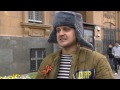 Российский депутат облился ледяной водой в ватнике и ушанке перед посольством США (новости)