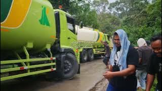 Truk tangki nyaris terbalik !!! Detik-detik evakuasi truk di jalan extreme