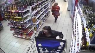 Девушки спрятали в трусы бутылки с алкоголем Девушки спрятали в трусы бутылки с алкоголем