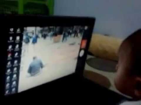 lucu-banget-nih-kaka-kecil-nonton-laptop