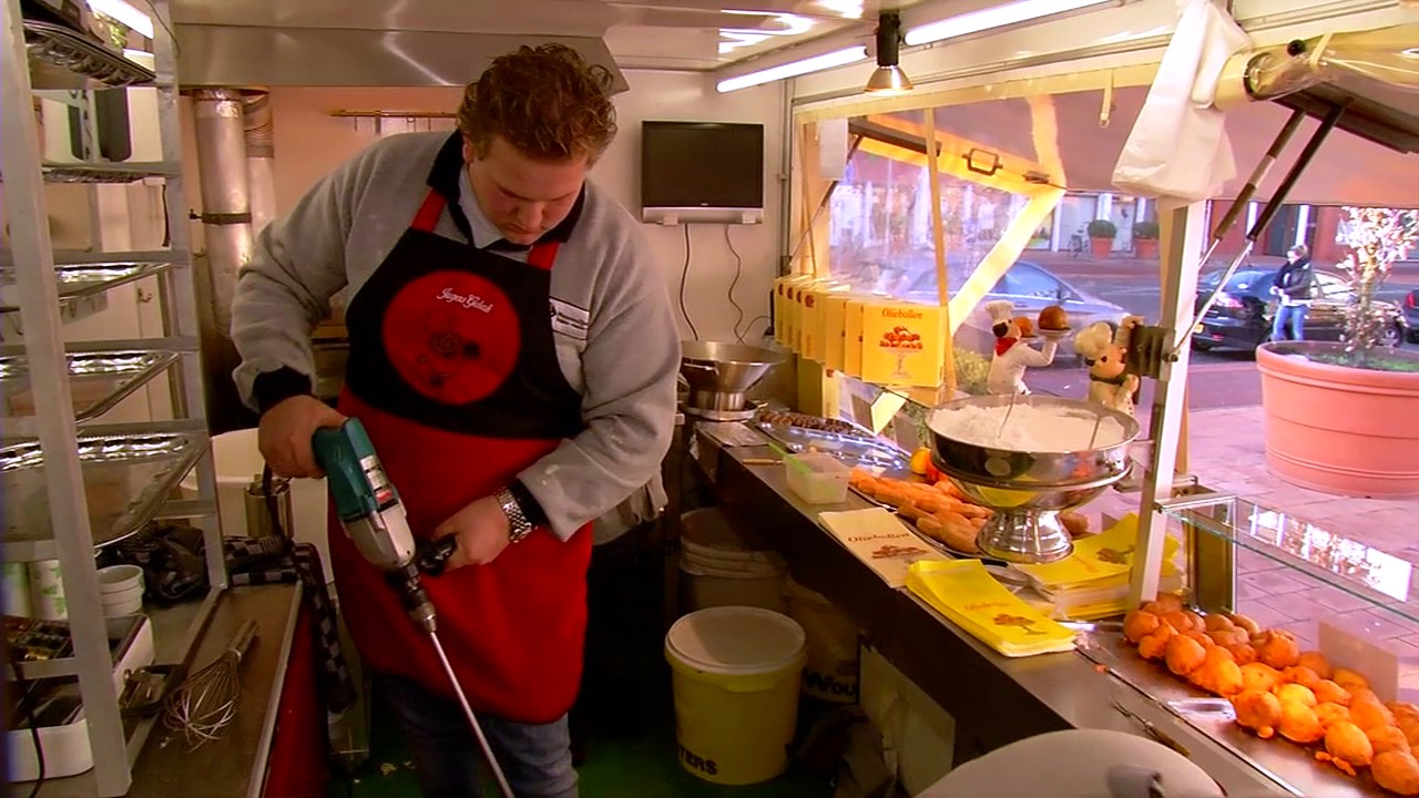 Achter de schermen bij de oliebollenkraam