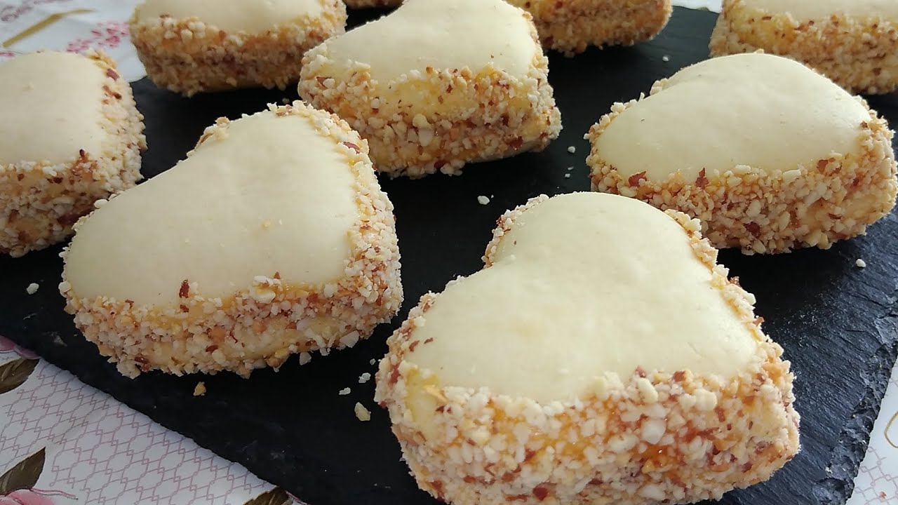 حلوة جافة سهلة وسريعة  تذوب 😋في اليد قبل الفم بنتها رهيبة/حلوة قلوب البيضاء 💟