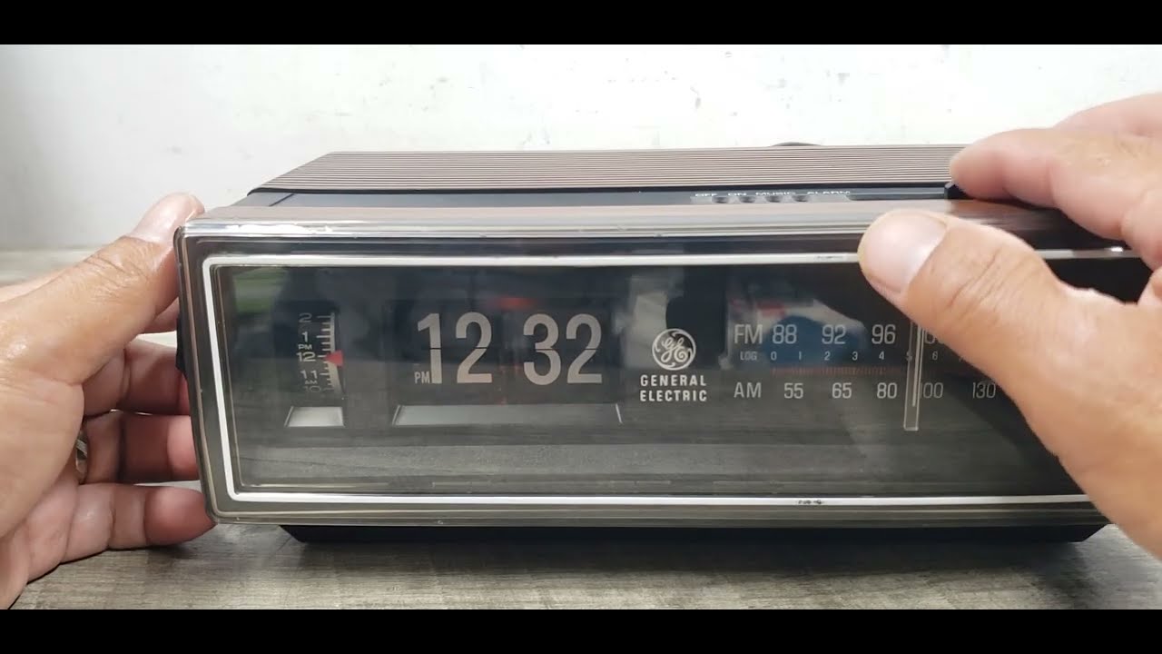 Vintage 80s General Electric GE 7-4305F AM/FM Radio Alarm Flip
