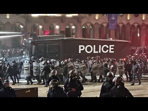 Тысячи жителей Грузии выходят с протестами в парламенту страны