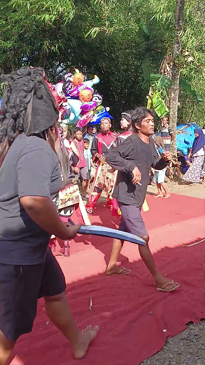 Lihat Pria Ini Menari dengan Gembira #jaranan @MANNOTTV
