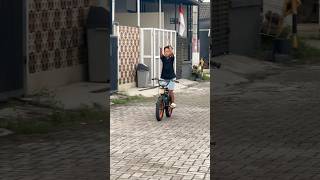 DOR DOR DOR!! Lepas tangan gaya tembak tembak😂 #videoshort #trandingshorts #sepeda