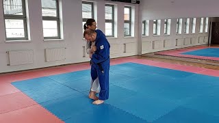 Judo - o-soto-gari - duże zewnętrzne zagarnięcie - jeden z popularnych rzutów nożnych (Judopedia)